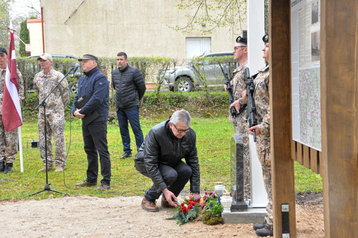 Kurmenē atklāj Nacionālo partizānu piemiņas vietu