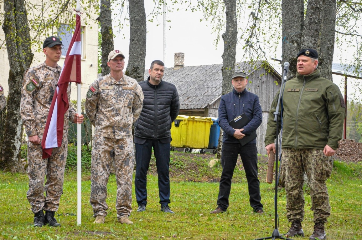 Kurmenē atklāj Nacionālo partizānu piemiņas vietu