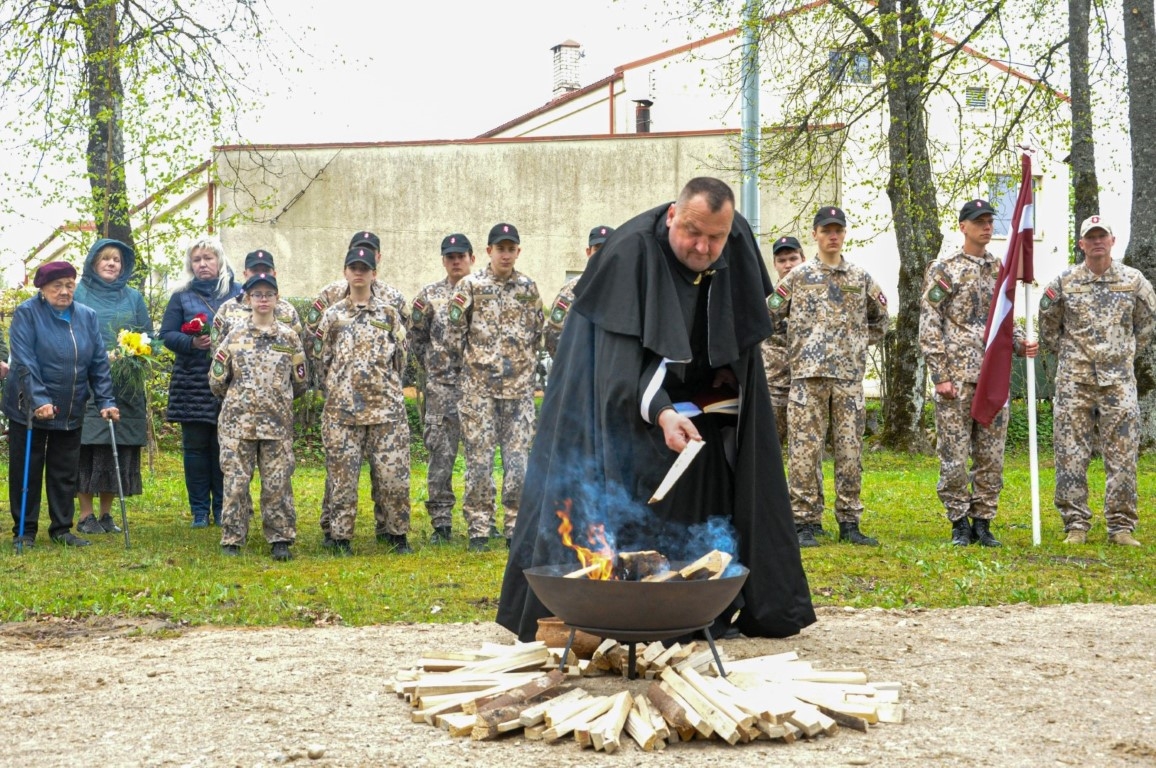 Kurmenē atklāj Nacionālo partizānu piemiņas vietu