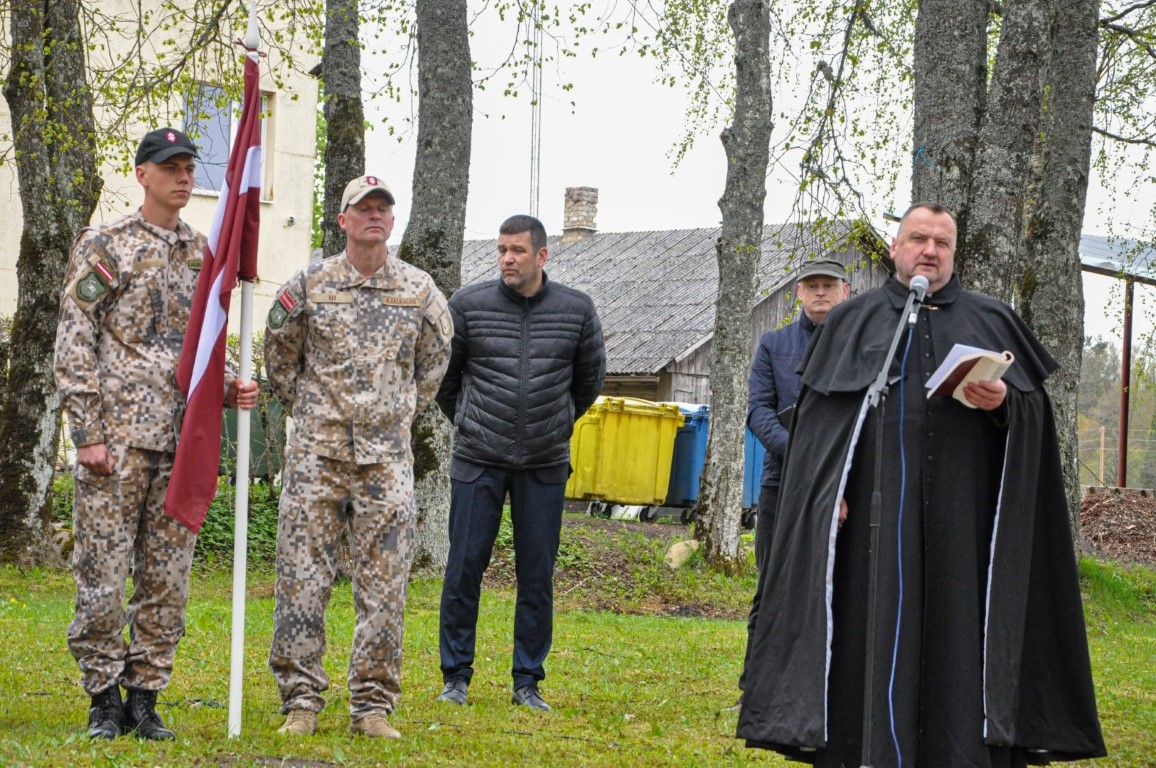 Kurmenē atklāj Nacionālo partizānu piemiņas vietu