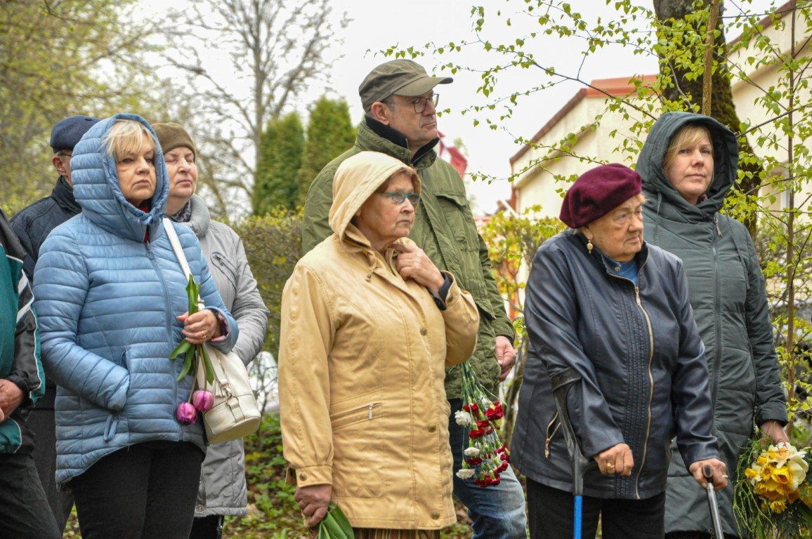 Kurmenē atklāj Nacionālo partizānu piemiņas vietu