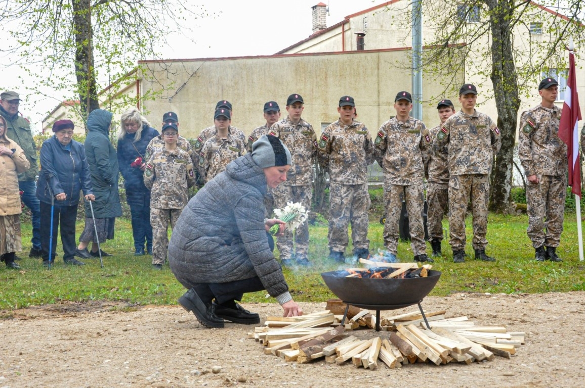 Kurmenē atklāj Nacionālo partizānu piemiņas vietu