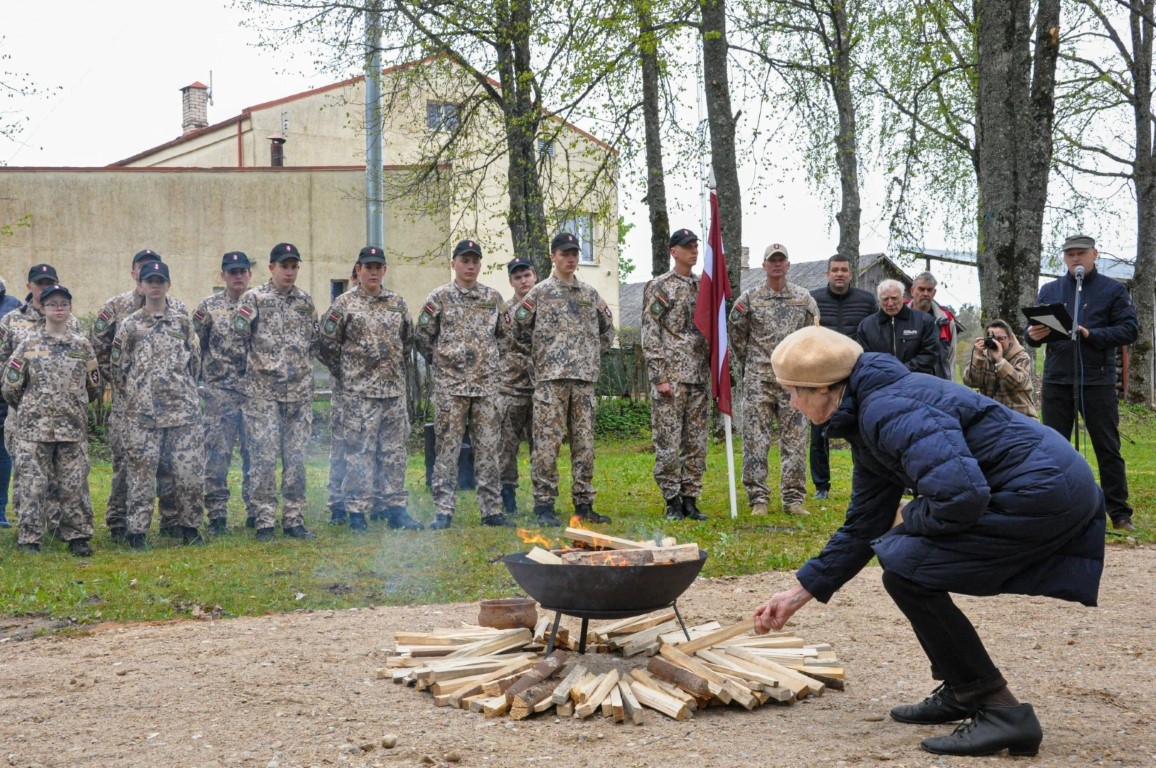 Kurmenē atklāj Nacionālo partizānu piemiņas vietu