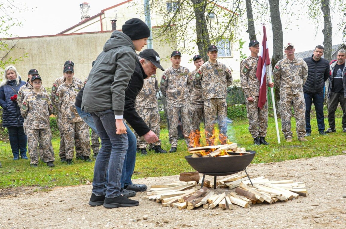 Kurmenē atklāj Nacionālo partizānu piemiņas vietu