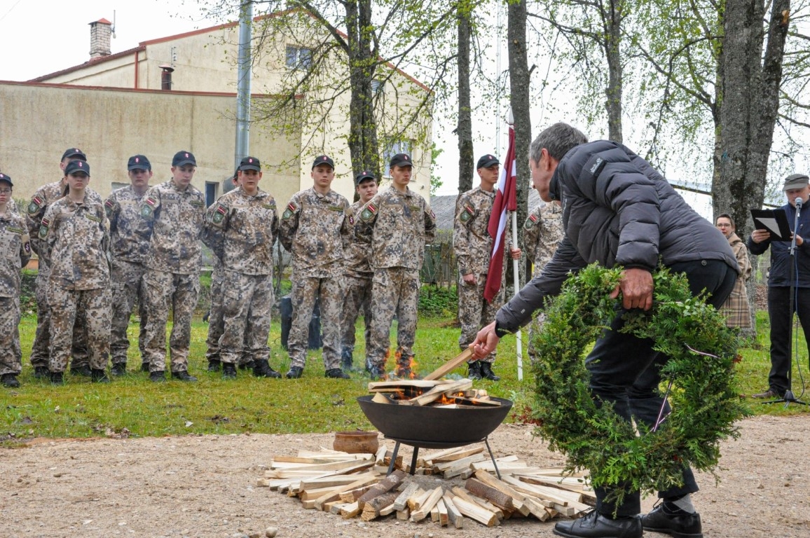 Kurmenē atklāj Nacionālo partizānu piemiņas vietu