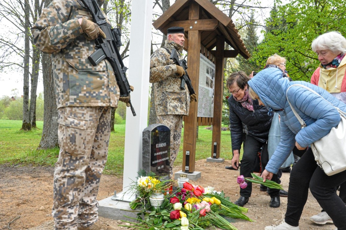 Kurmenē atklāj Nacionālo partizānu piemiņas vietu