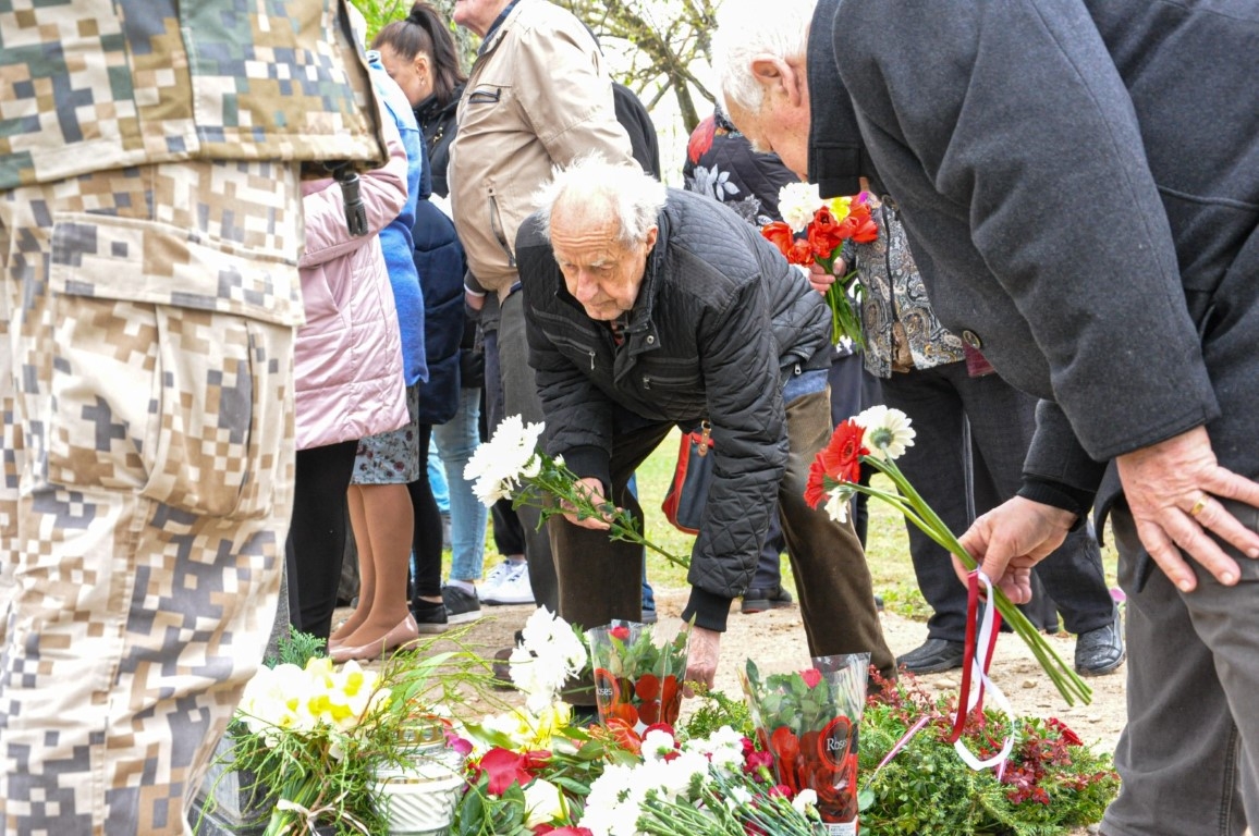 Kurmenē atklāj Nacionālo partizānu piemiņas vietu