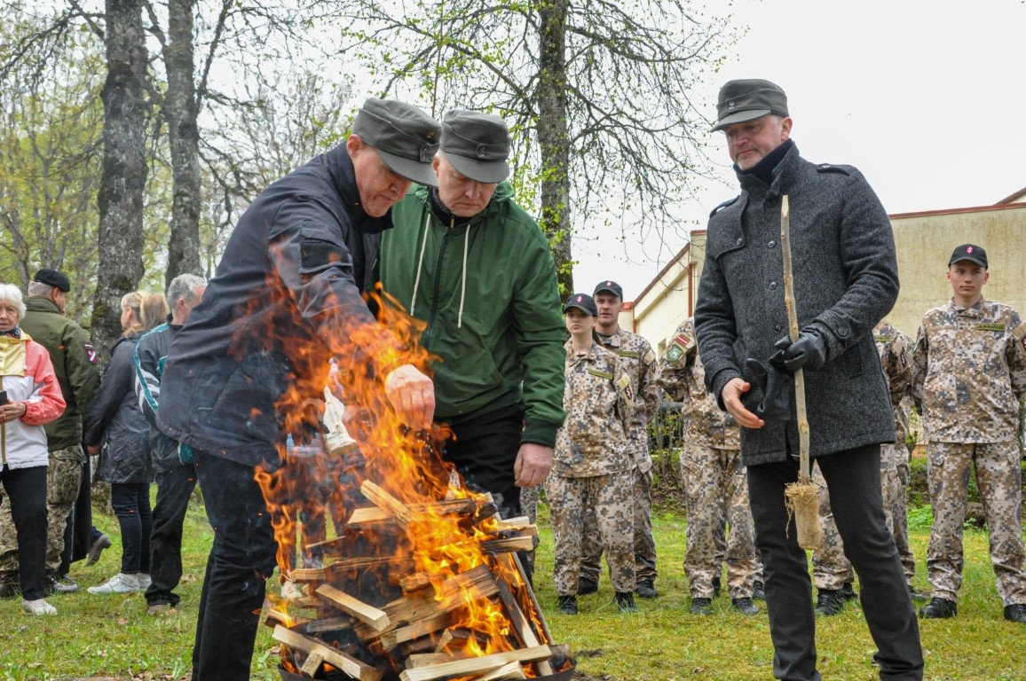 Kurmenē atklāj Nacionālo partizānu piemiņas vietu