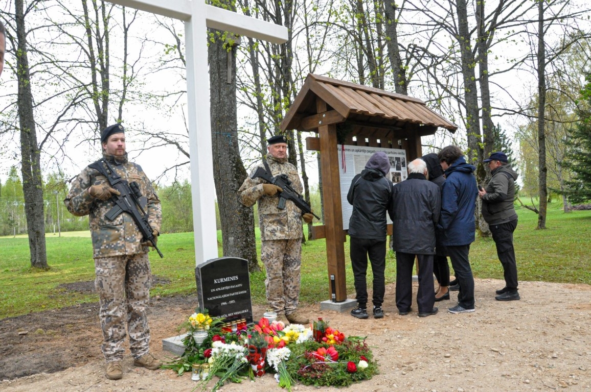 Kurmenē atklāj Nacionālo partizānu piemiņas vietu