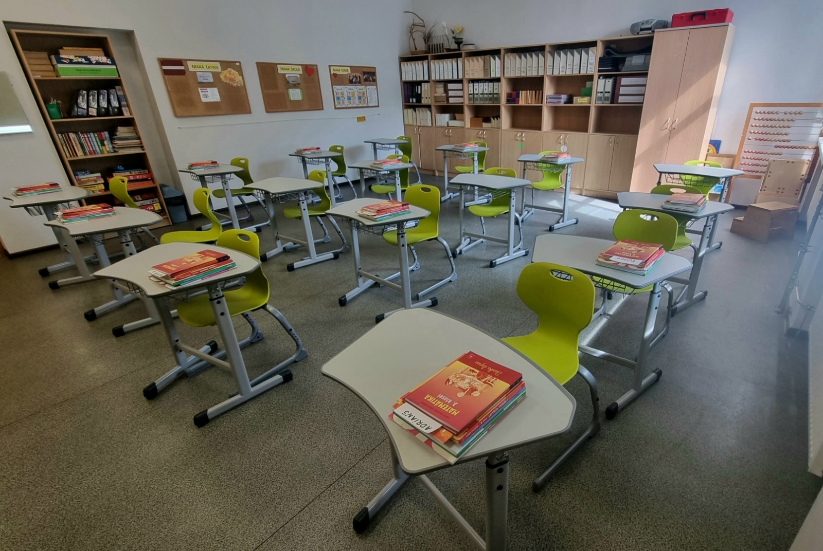Divi sākumskolas kabineti Iecavas pamatskolā aprīkoti ar mūsdienīgām skolēnu mēbelēm