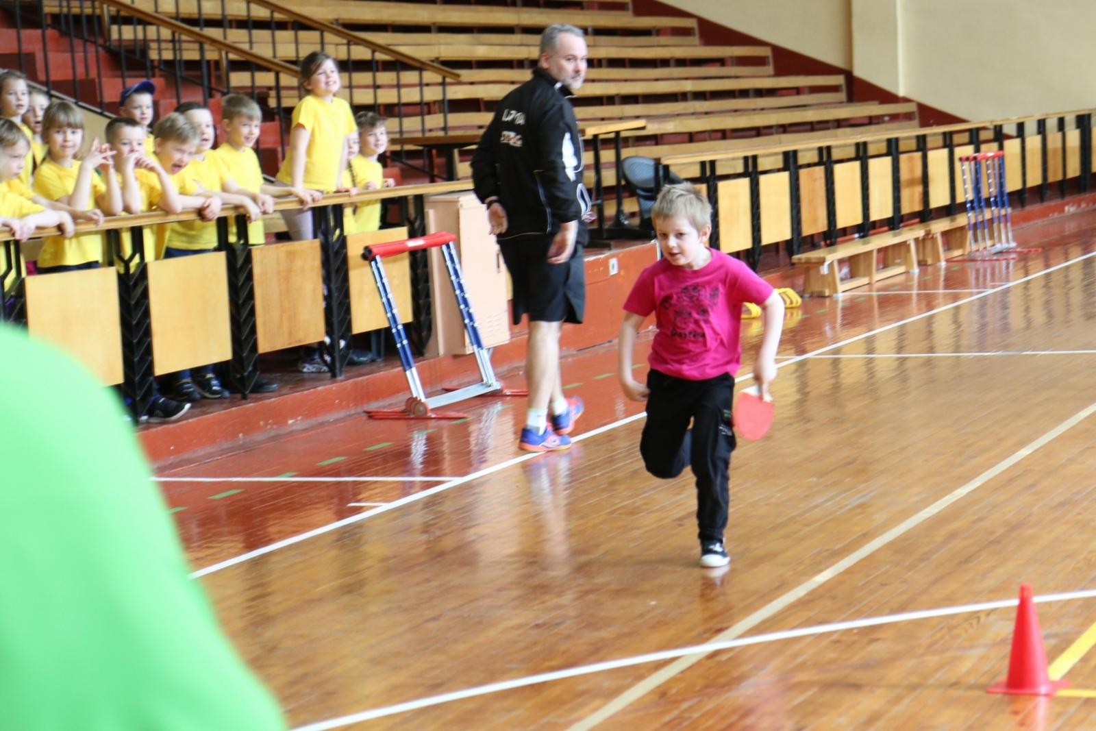 Galda tenisa stafetes Olimpiskajā dienā