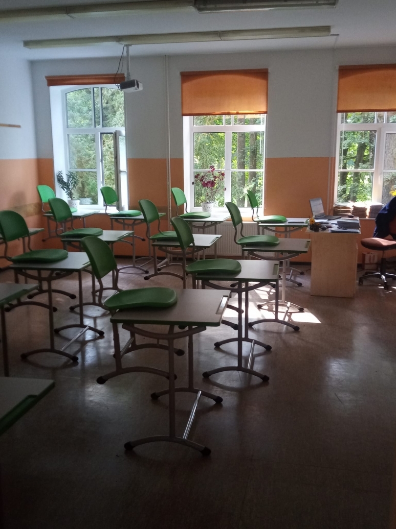 Jauni galdi un krēsli Īslīces pamatskolas latviešu valodas kabinetā
