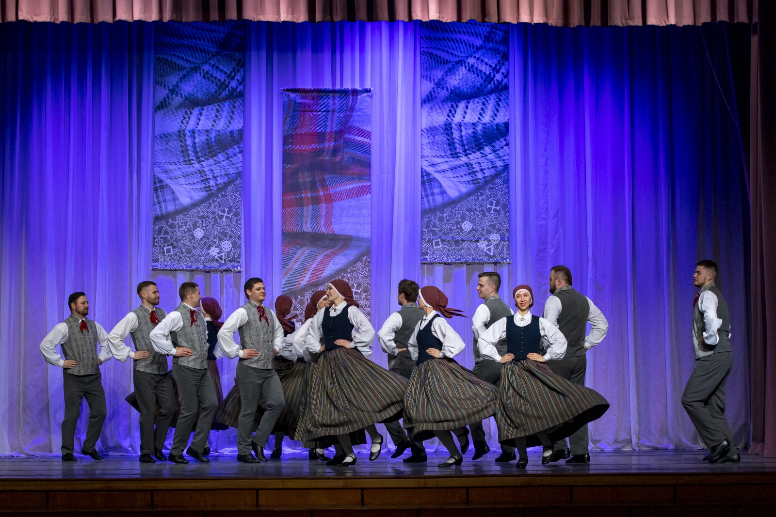 Bauskas novada deju kolektīvu skate Īslīces Kultūras namā (8)