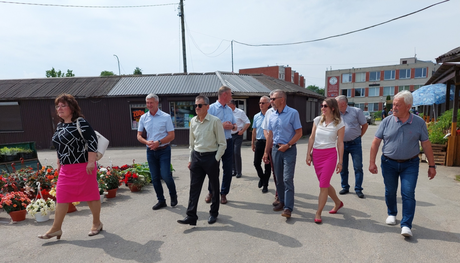 Deputāti Iecavas tirgū