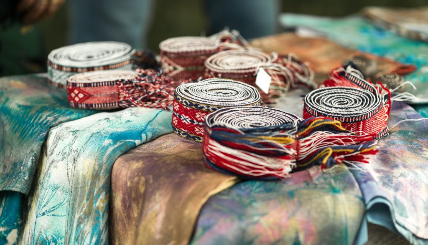 Mazajiem un vietējiem tirgotājiem paredzētas ielu tirdzniecības nodevas atlaides