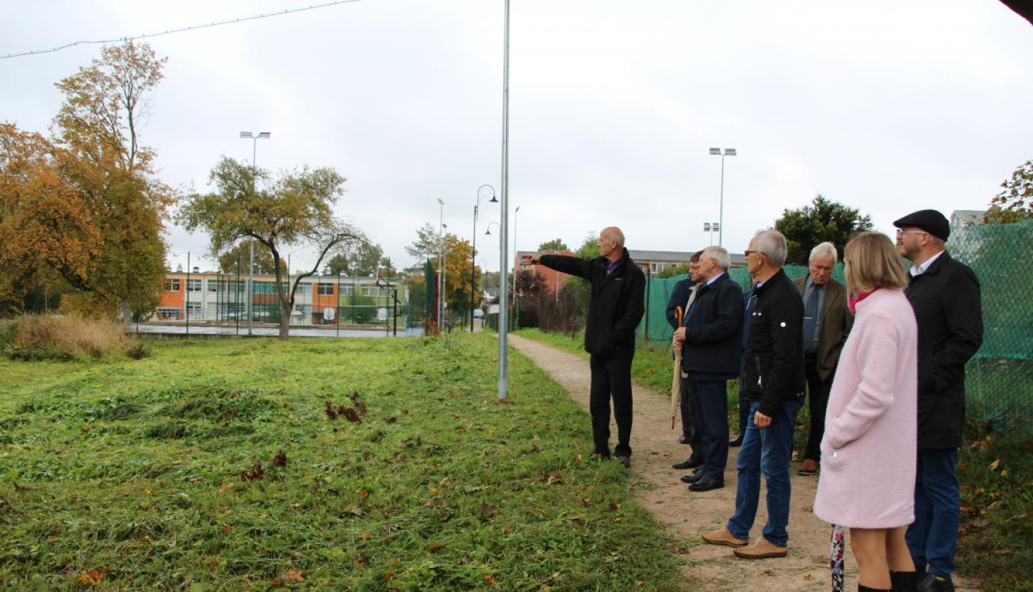 Deputāti klātienē apskata pašvaldības īpašumus Bauskā