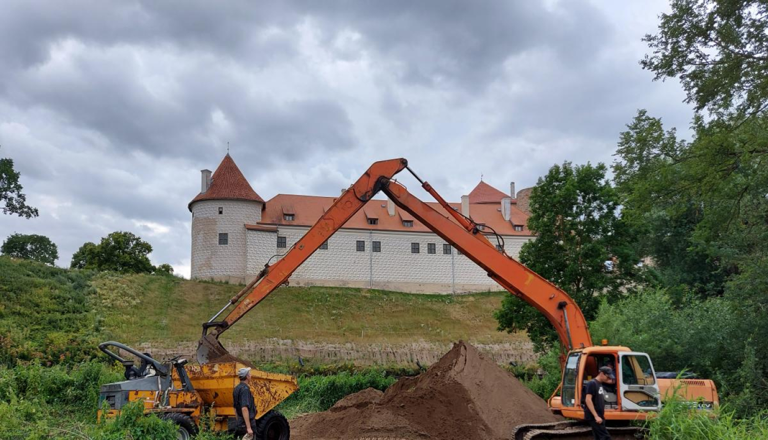 Turpinās Mēmeles stāvkrasta pie Bauskas pils nostiprināšanas darbi