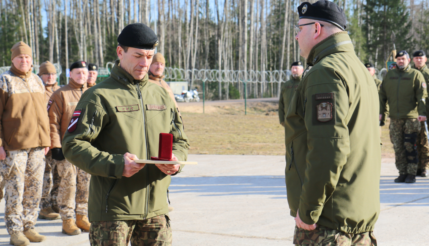 Dainim Kravalam NBS komandiera apbalvojums