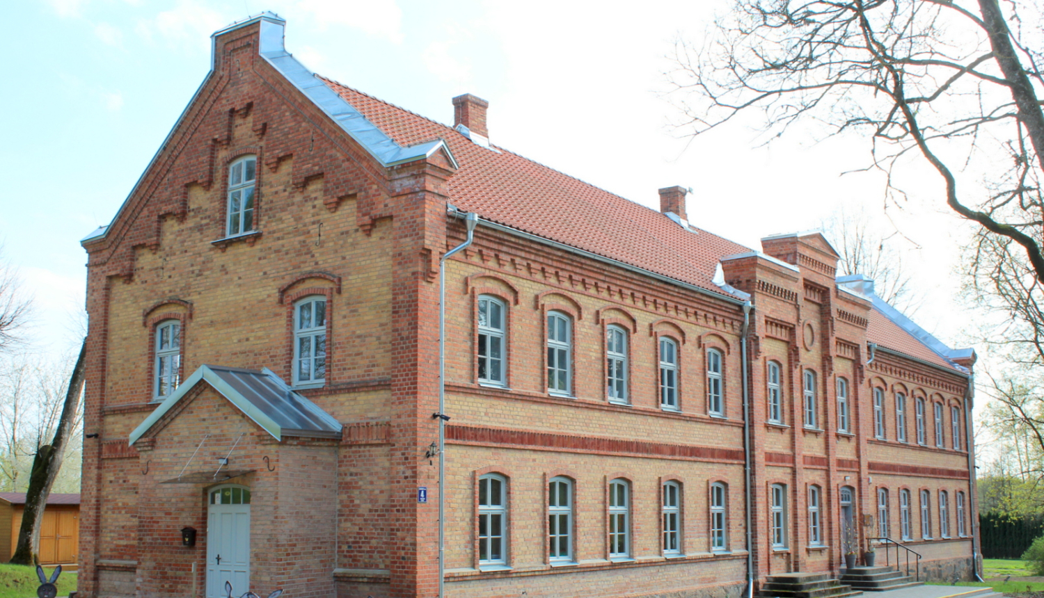 Sarkanā skola Vecumniekos, kur pēc 2.pasaules kara mācījās un strādāja daudzi latviešu nacionālās pretošanās kustības dalībnieki (R. Ābelnieka foto)