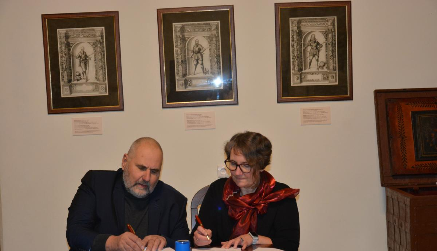 Bauskas pils muzeja direktors paraksta sadarbības līgumu ar Biržu muzeju