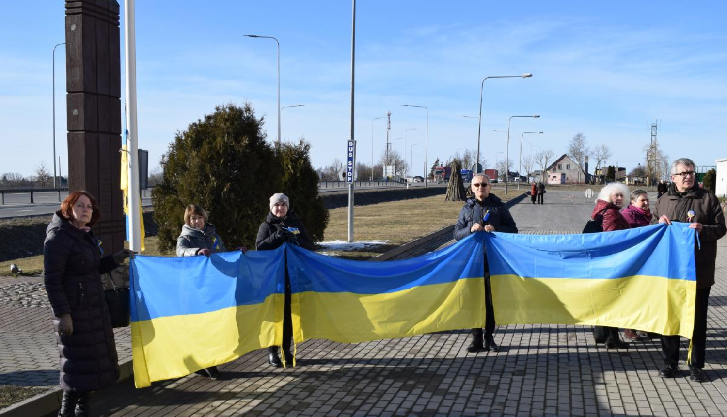 Grenctāles robežpunktā cilvēki pauž atbalstu Ukrainai