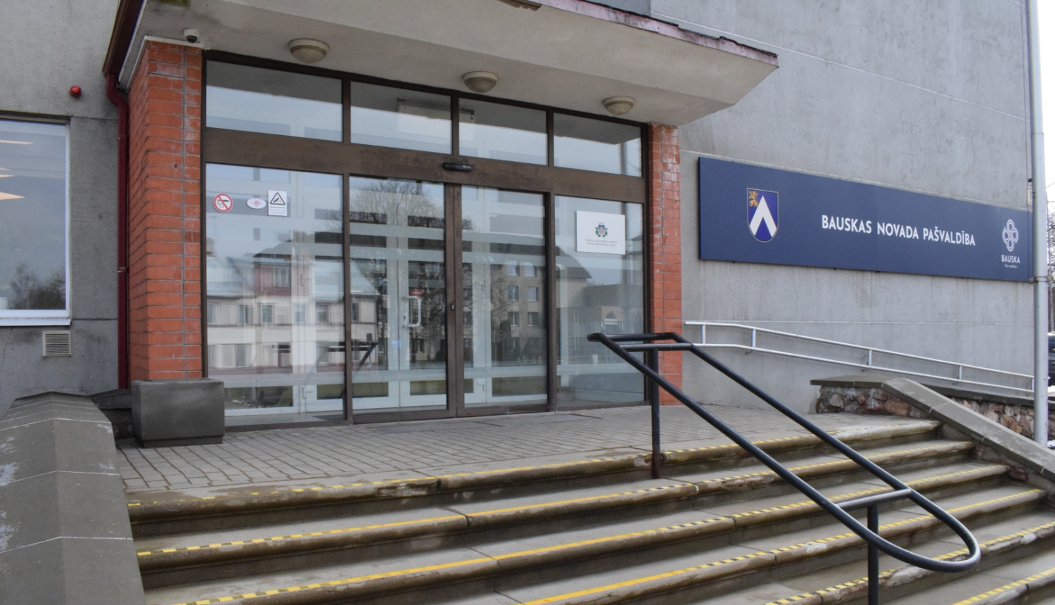 Ēkas attēls, kurā attēlota ieeja ēkā