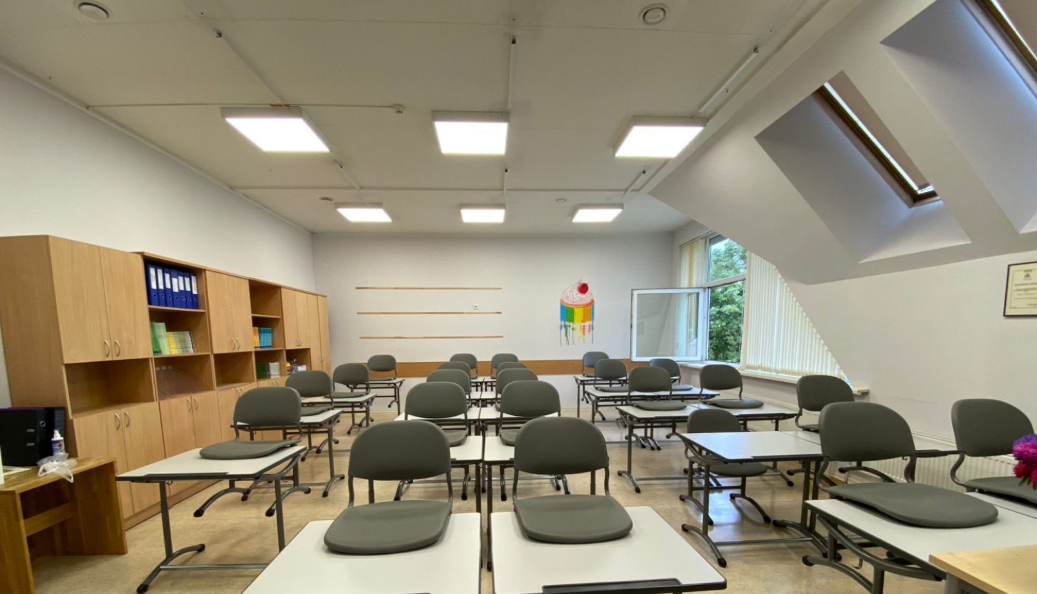 Jauni galdi, krēsli un lampas Bauskas Valsts ģimnāzijā