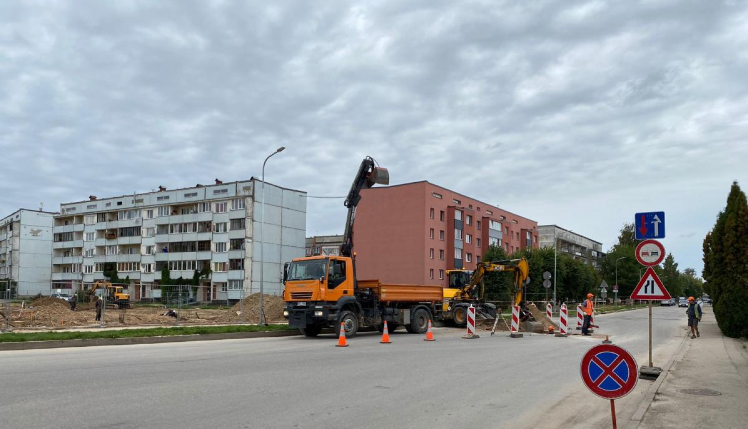 Salātu ielas 24 apkārtnē uzstādītas vairākas satiksmes organizācijas ceļazīmes