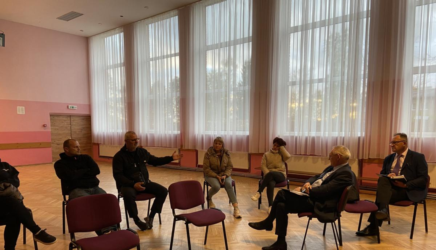 Pašvaldības pārstāvji tikās ar Ozolaines iedzīvotājiem