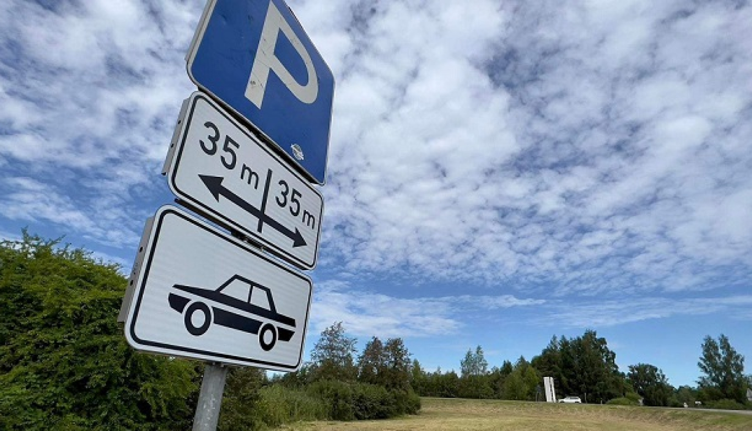 Turpmāk ceļazīmes un citu satiksmes organizācijas tehnisko līdzekļu uzstādīšana un noņemšana jāsaskaņo ar pašvaldību