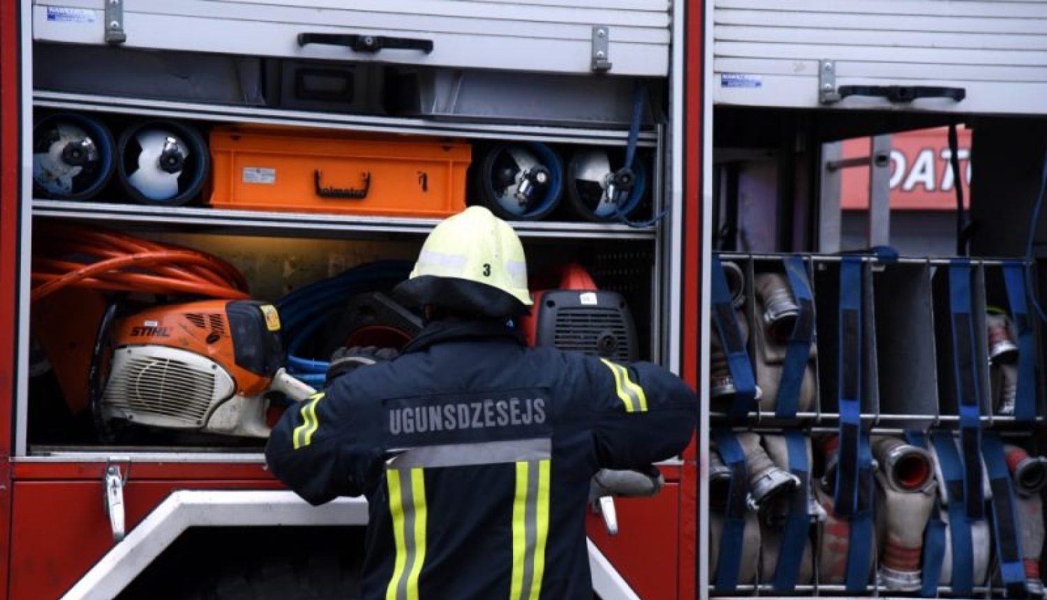 Pasniedz apbalvojumus VUGD Zemgales reģiona brigādes amatpersonām