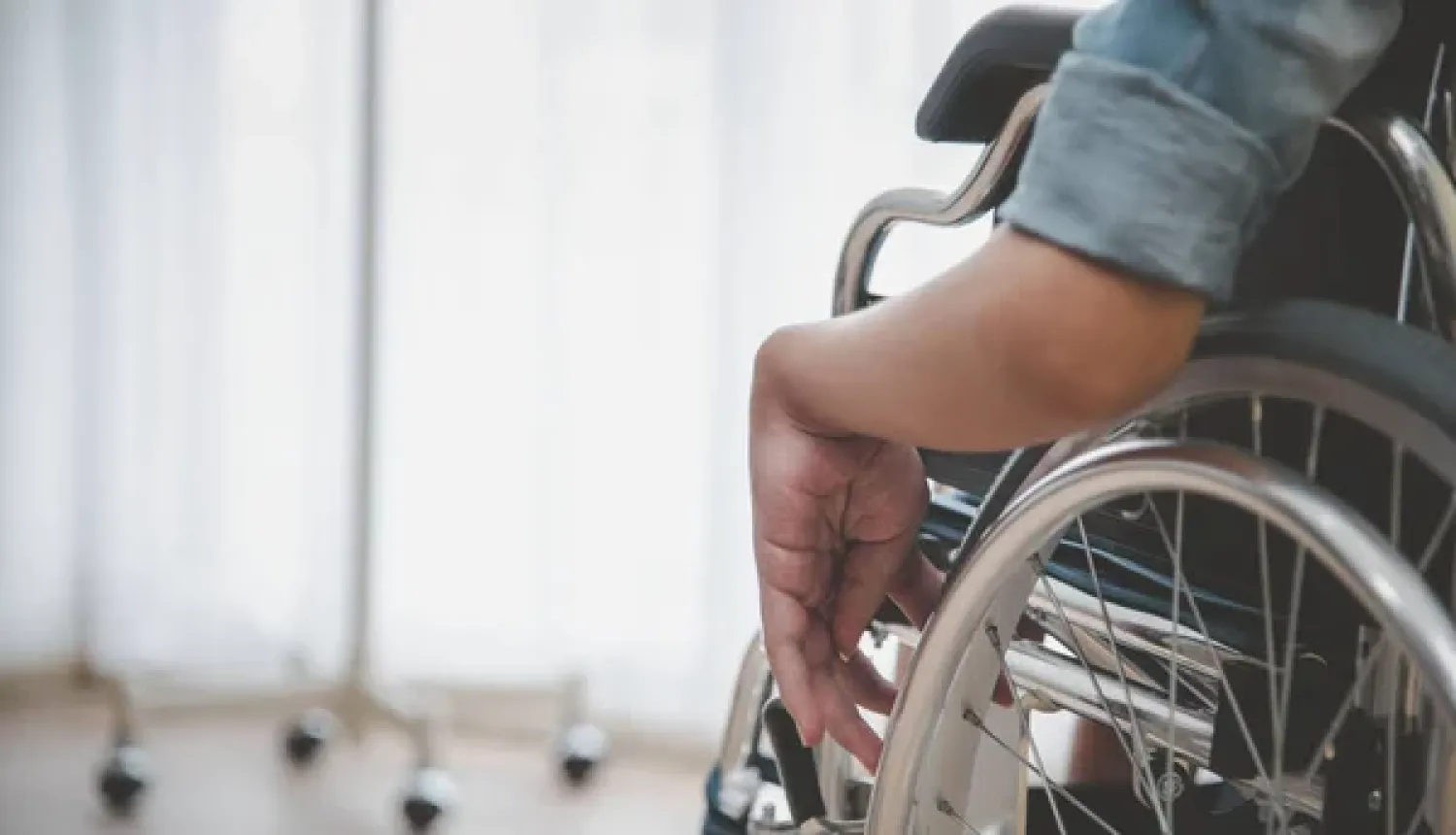 Cilvēks ratiņkrēslā