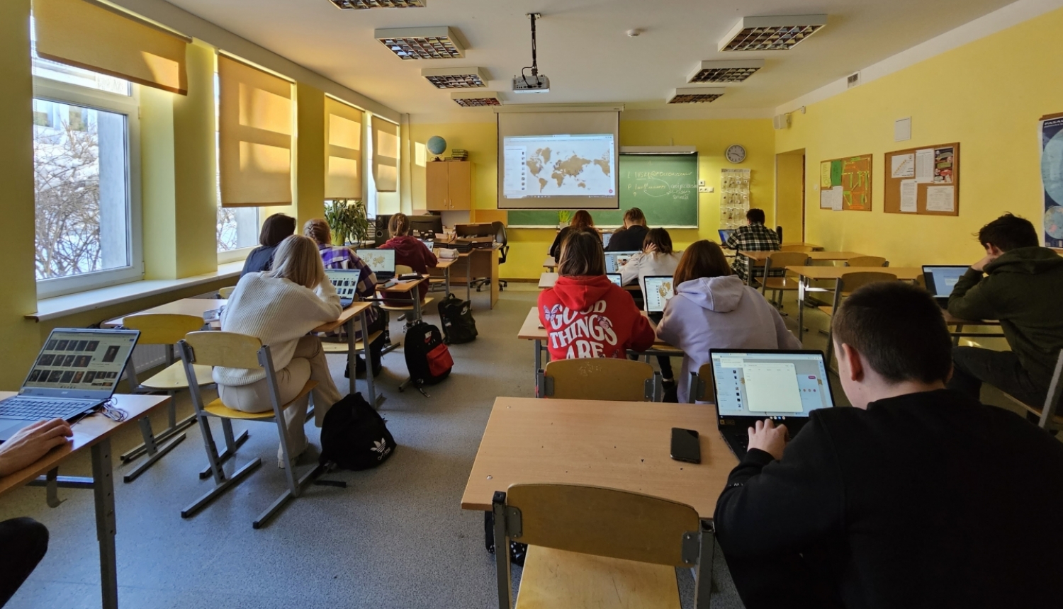Pirmie projekta datori Bauskas novada izglītības iestādēs, tostarp Iecavas vidusskolā, nonāca jau pagājušajā mācību gadā. 