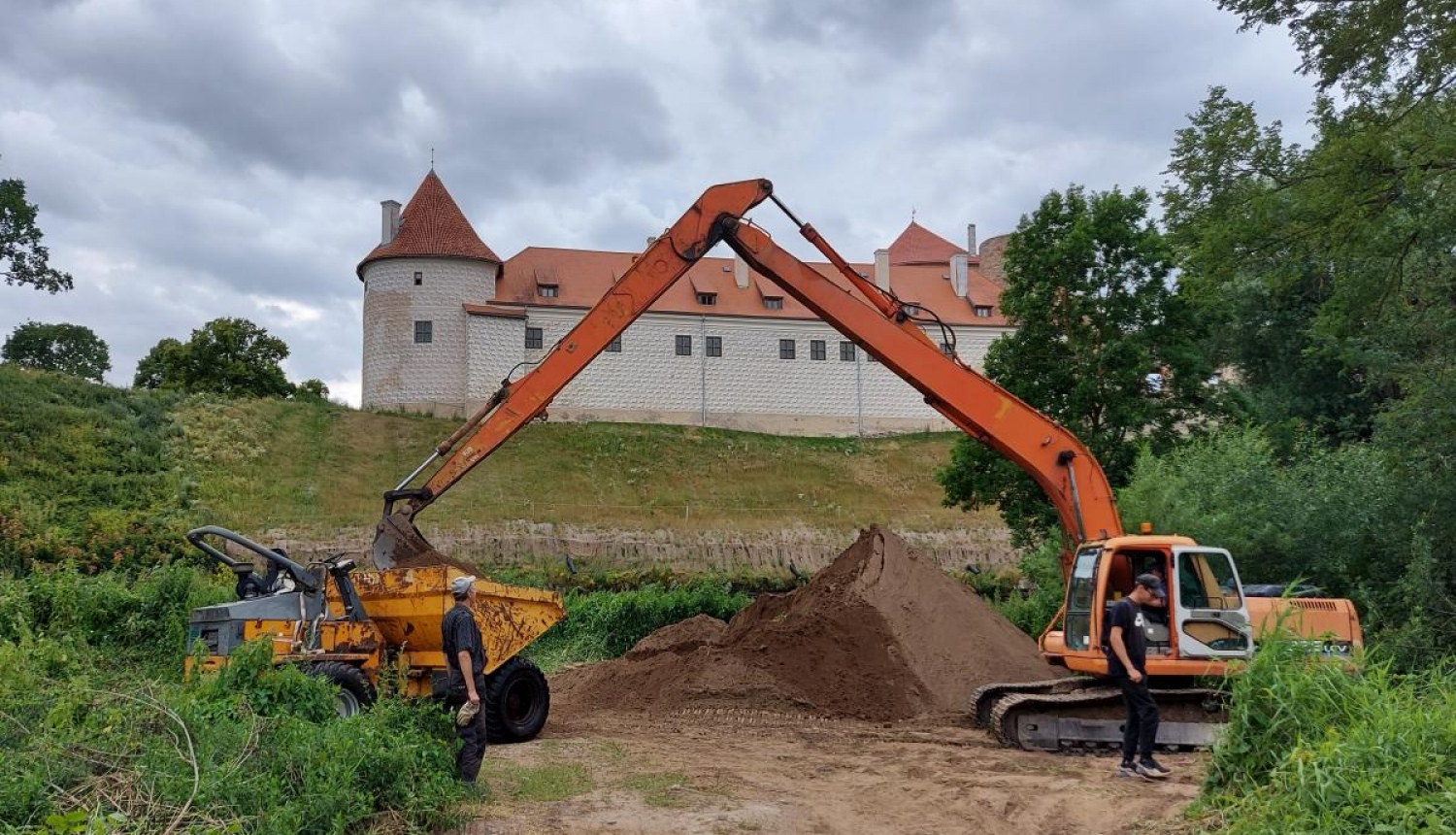 Turpinās Mēmeles stāvkrasta pie Bauskas pils nostiprināšanas darbi