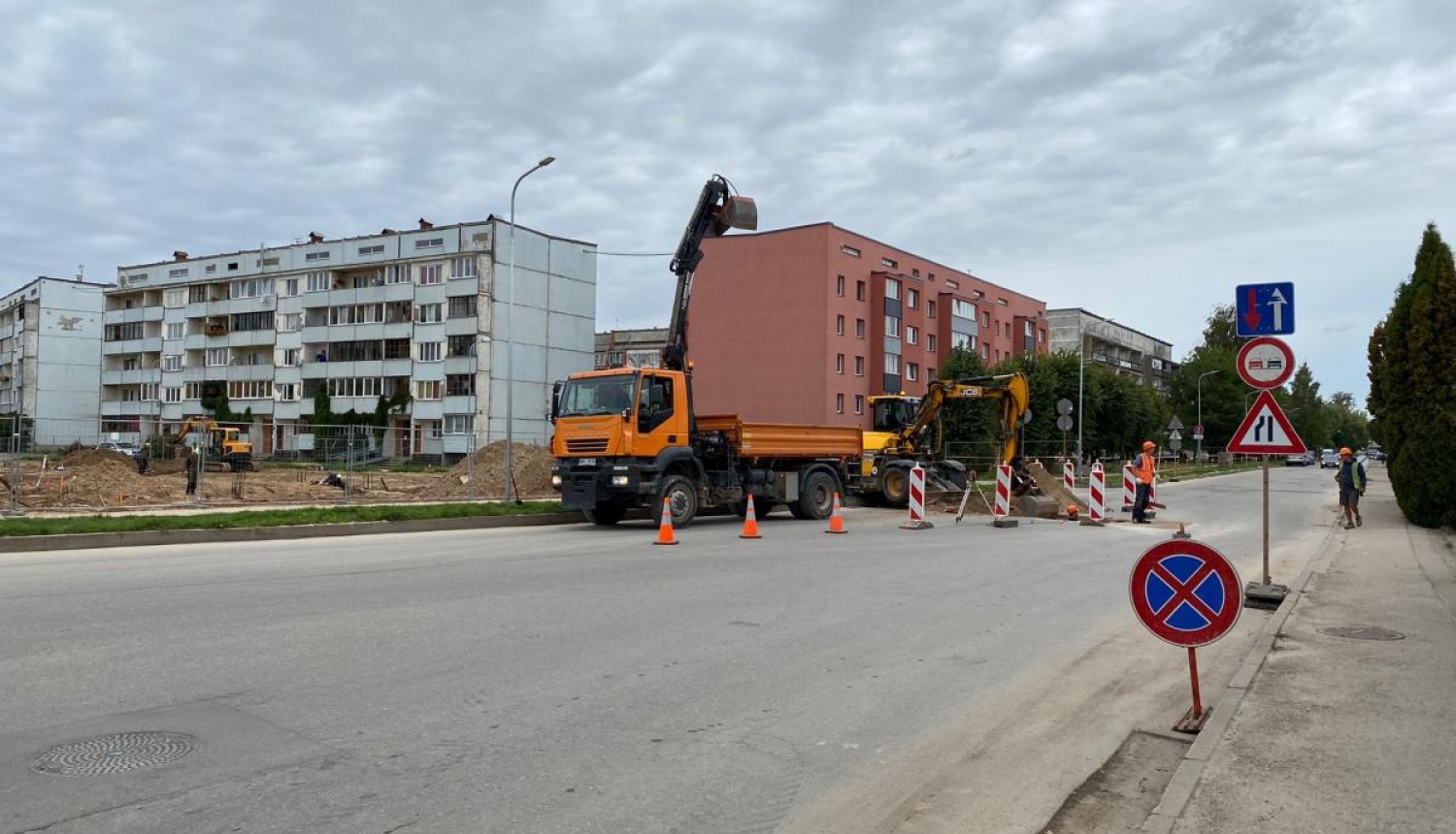 Salātu ielas 24 apkārtnē uzstādītas vairākas satiksmes organizācijas ceļazīmes